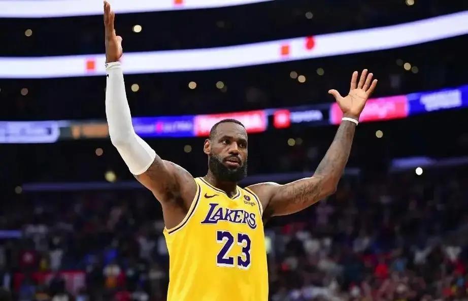 开云体育-詹姆斯在利物浦比赛中赛况扑朔迷离，精彩发挥引发热议！的简单介绍